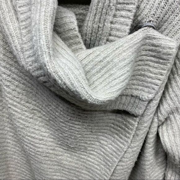 Saks Fifth Avenue wrap size Small Gray - Picture 11 of 13